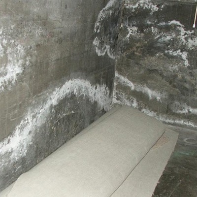 如何清理和预防墙面上的白色沉积物？